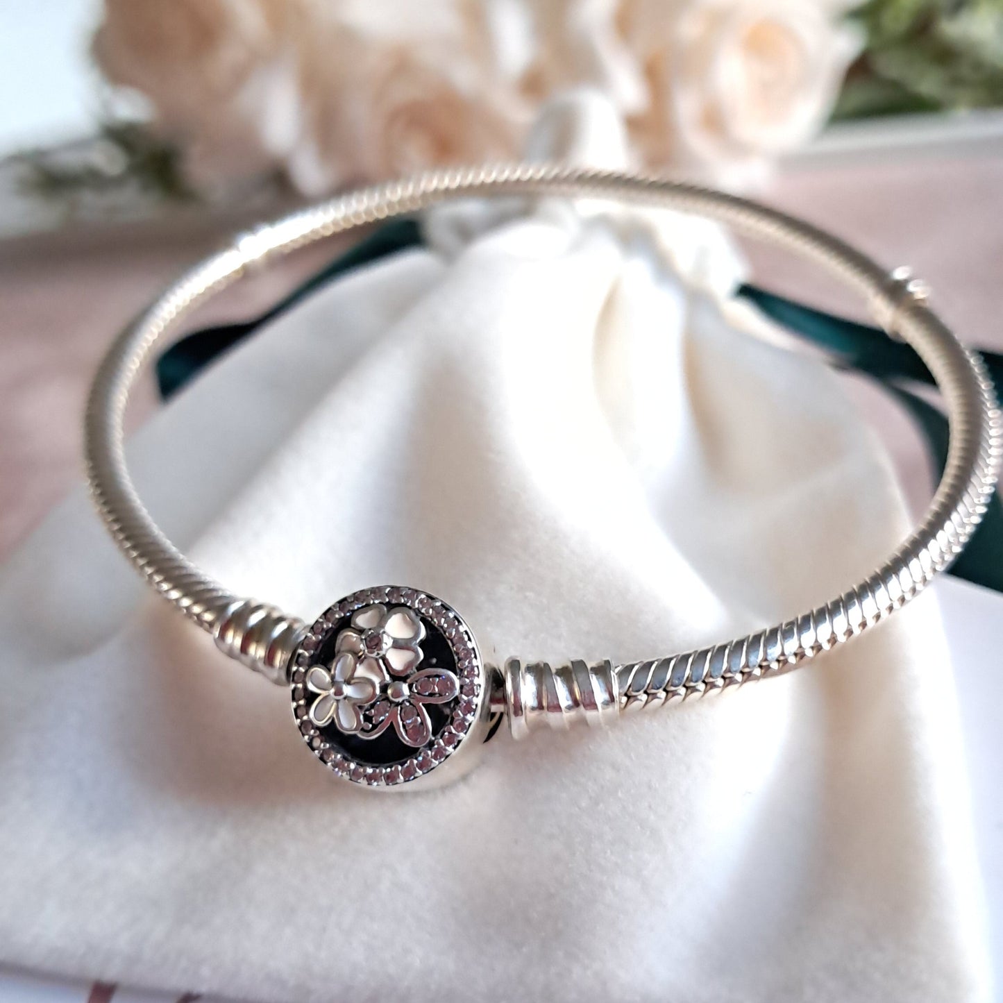 pulsera charms, plata 925, pulsera tipo pandora, charms plata 925, joyería mujer, pulsera personalizada, dijes mujer, pulsera elegante, plata estrellada, pulsera flores