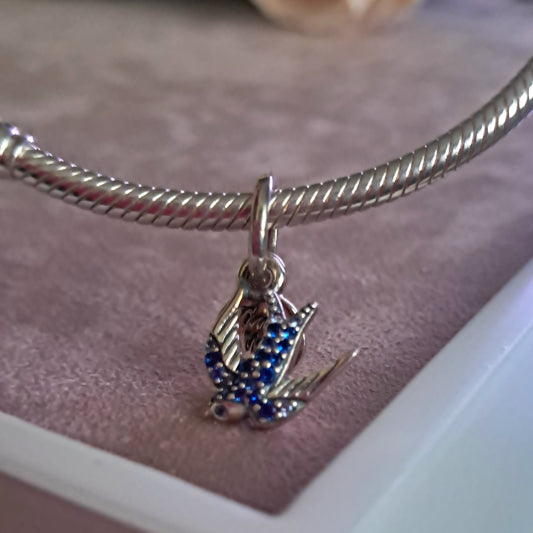 Charm Golondrina – Libertad y Elegancia